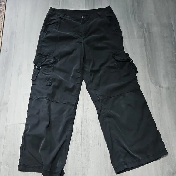 American Eagle Black Super High Rise Baggy Wide Leg Cargo Pant - Picture 2 of 5